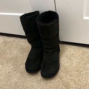 Classic Tall Uggs - Black. Size5. Normal/Gentle Wearing, Great Condition!